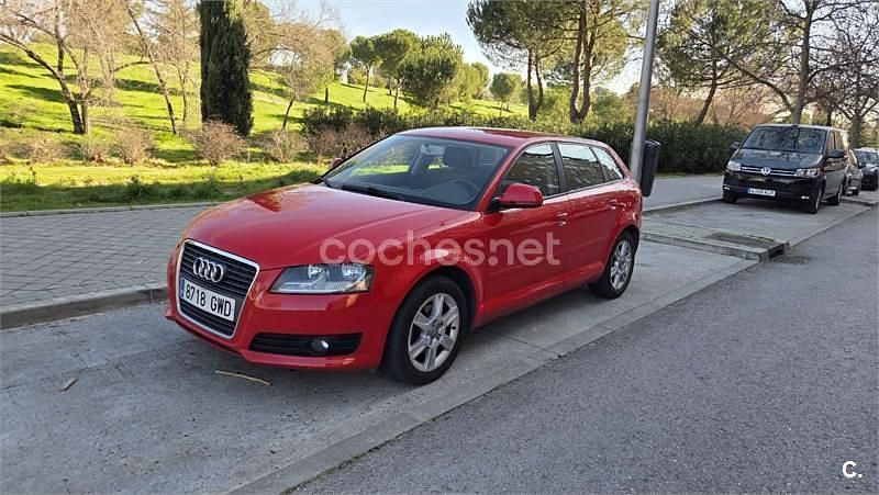 Usado Audi A3 Attraction 105 CV (77 kW) 2010 Rojo Utilitario