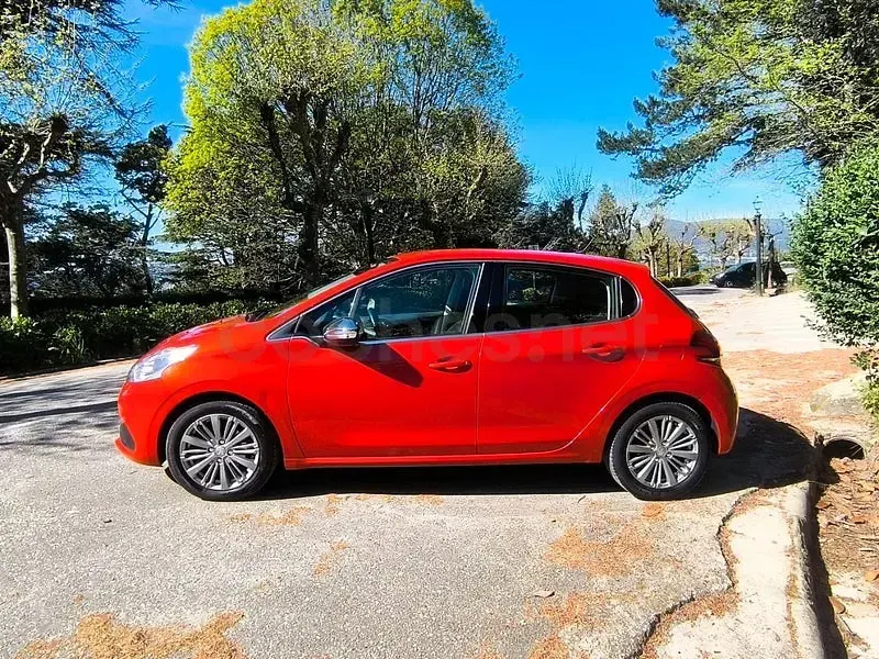Usado Peugeot 208 Allure 100 CV (73 kW) 2017 Naranja Utilitario