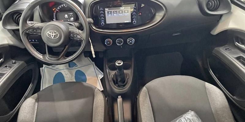 Usado Toyota Aygo X 72 CV (52 kW) 2022 Blanco SUV