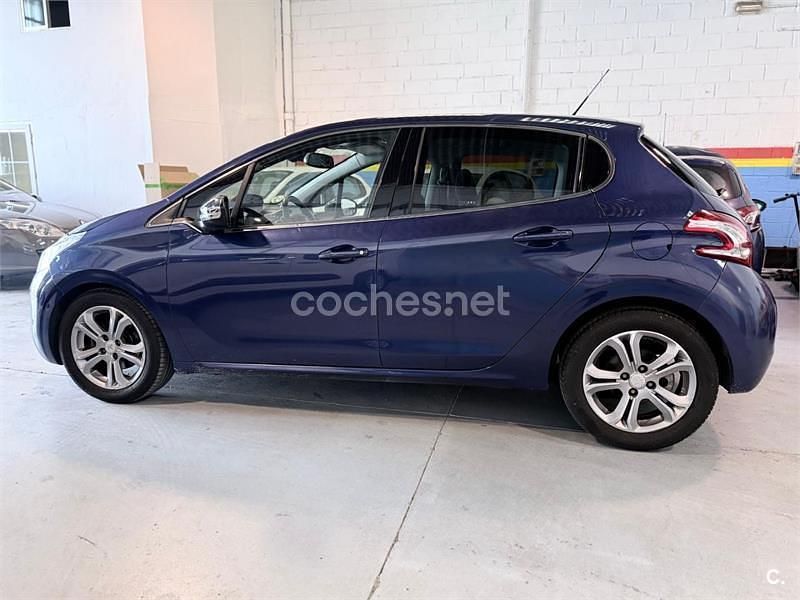 Usado Peugeot 208 Allure 92 CV (67 kW) 2013 Azul Utilitario