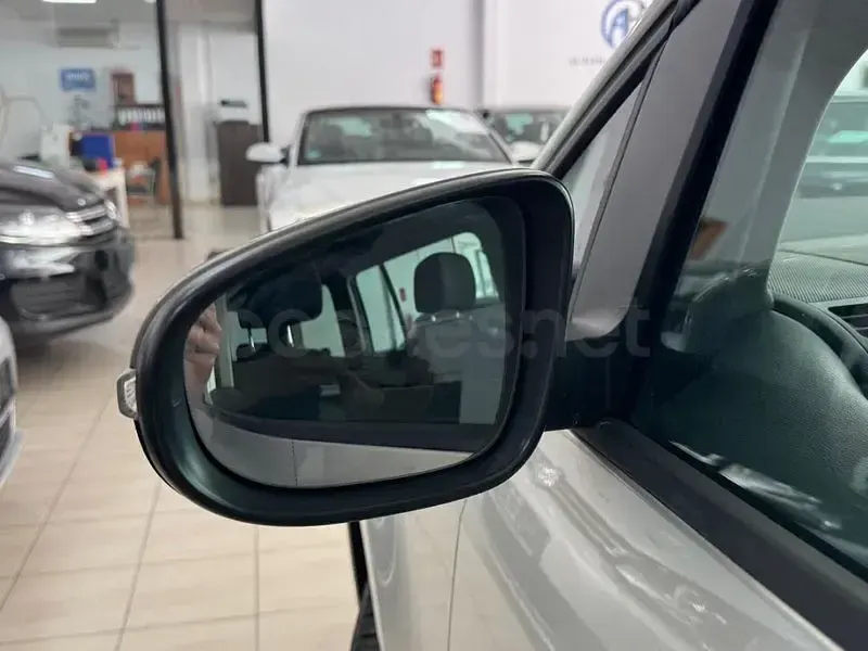 Usado VW Touran Advance 140 CV (102 kW) 2013 Gris / plata Monovolumen