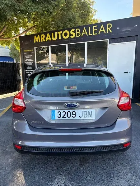 Usado Ford Focus 125 CV (91 kW) 2014 Gris / plata Berlina