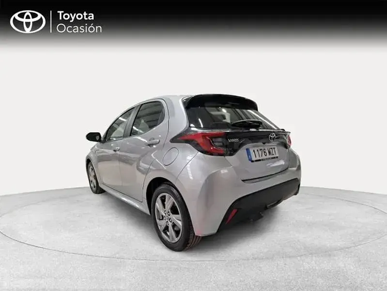 Usado Toyota Yaris Hybrid Active 116 CV (85 kW) 2025 Gris / plata Berlina