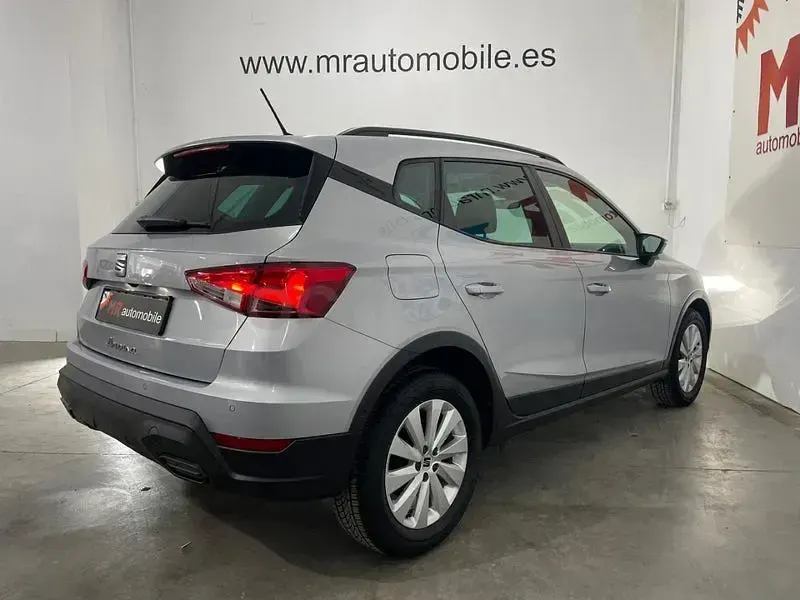 Usado Seat Arona Reference 95 CV (69 kW) 2023 Gris / plata SUV