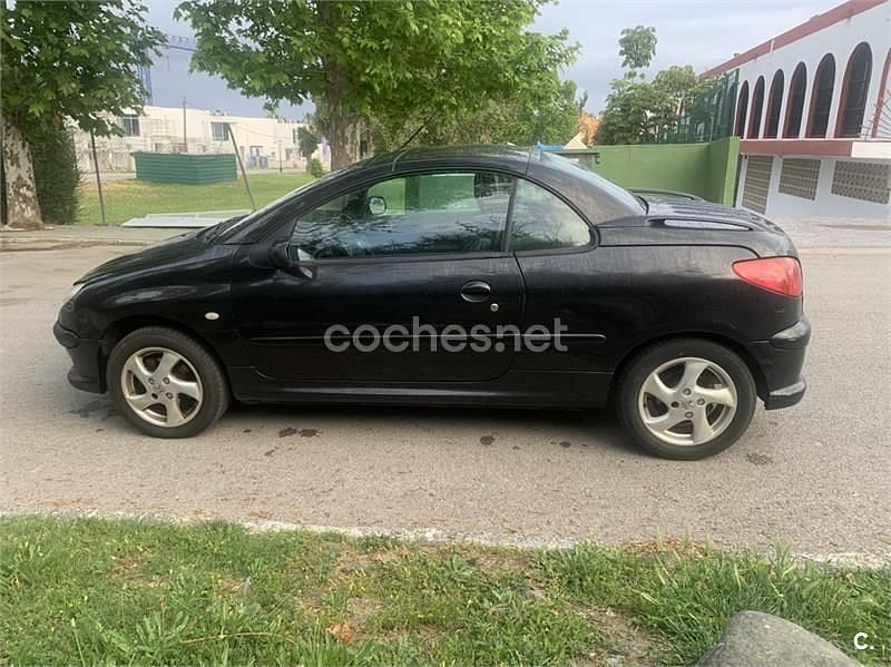 Usado Peugeot 206 110 CV (80 kW) 2004 Negro Descapotable