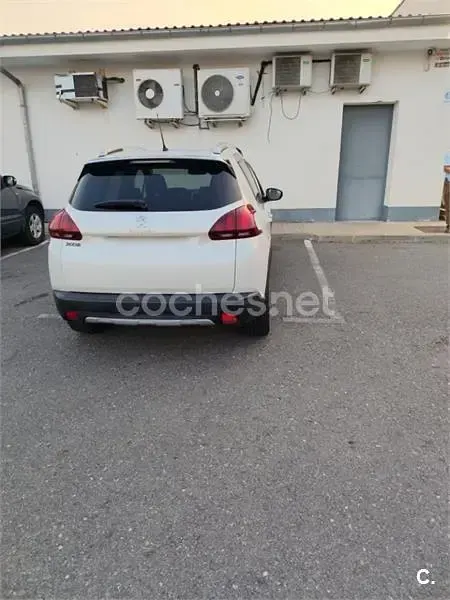 Usado Peugeot 2008 Allure 120 CV (88 kW) 2018 Blanco SUV