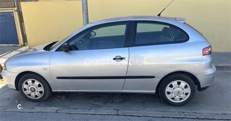 Gris / plata Usado 2003 Seat Ibiza Stella Berlina | 2000 € (Precio justo) - Imagen 1/4