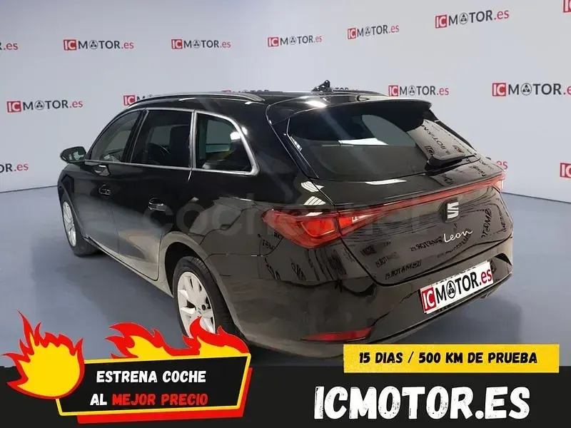 Usado Seat Leon Style 130 CV (95 kW) 2021 Negro Familiar