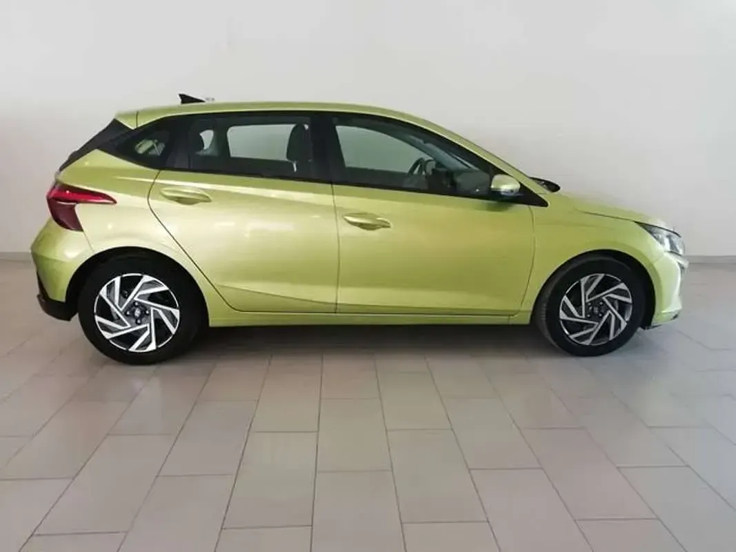 Usado Hyundai i20 101 CV (74 kW) 2024 Verde Utilitario
