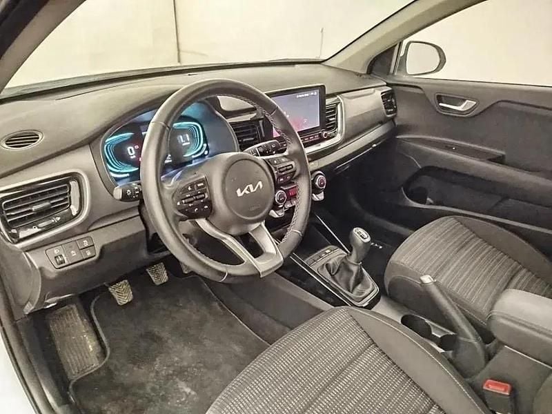 Usado Kia Stonic 101 HP (74 kW) 2025 Branco SUV