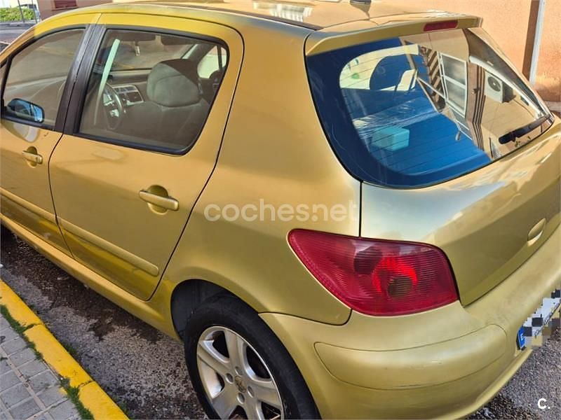 Usado Peugeot 307 110 CV (80 kW) 2004 Amarillo Berlina