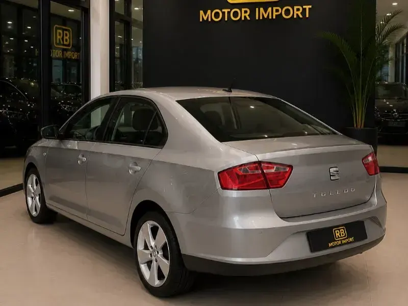 Usado Seat Toledo Style 105 CV (77 kW) 2015 Gris / plata Utilitario