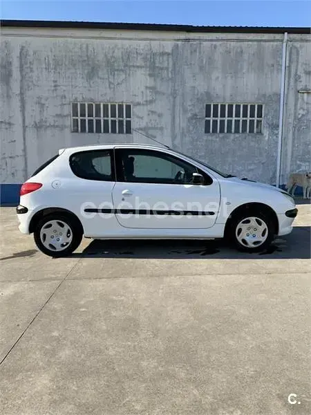 Usado Peugeot 206 70 CV (51 kW) 2003 Blanco Berlina