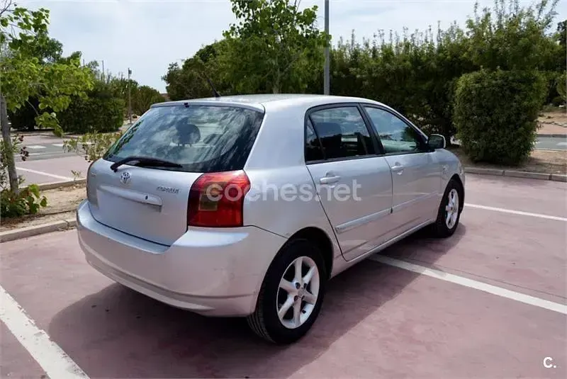 Usado Toyota Corolla Sol 110 CV (80 kW) 2003 Gris / plata Berlina