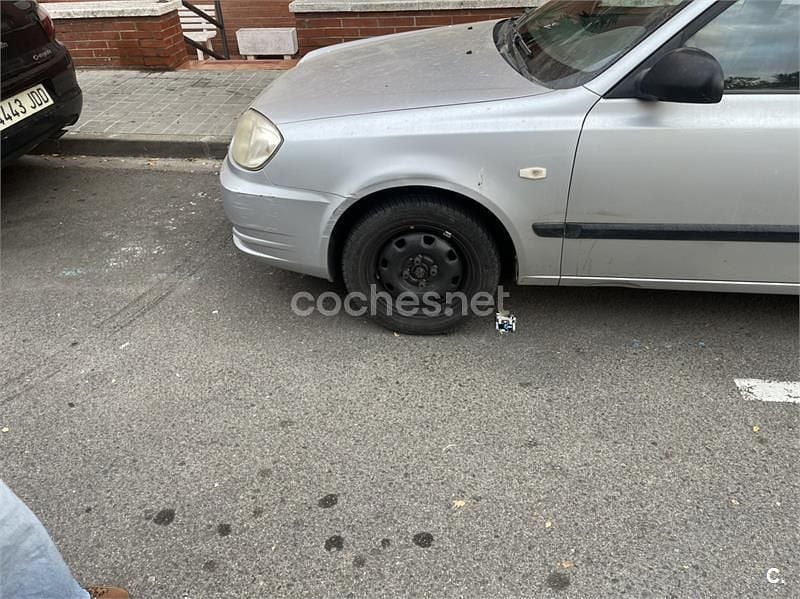 Gris / plata Usado 2005 Hyundai Accent Berlina | 2400 € - Imagen 1/4
