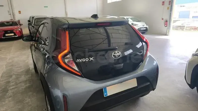 Usado Toyota Aygo X Play 72 CV (52 kW) 2024 Gris / plata SUV