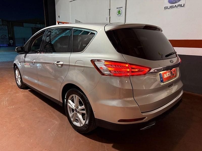 Usado Ford S-MAX Titanium 180 CV (132 kW) 2017 Gris / plata Monovolumen