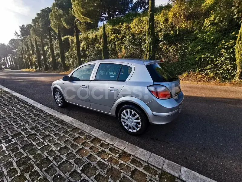 Usado Opel Astra Edition 80 CV (58 kW) 2005 Gris / plata Berlina