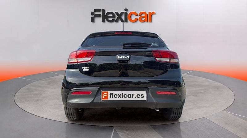 Usado Kia Rio 101 CV (74 kW) 2023 Negro Berlina