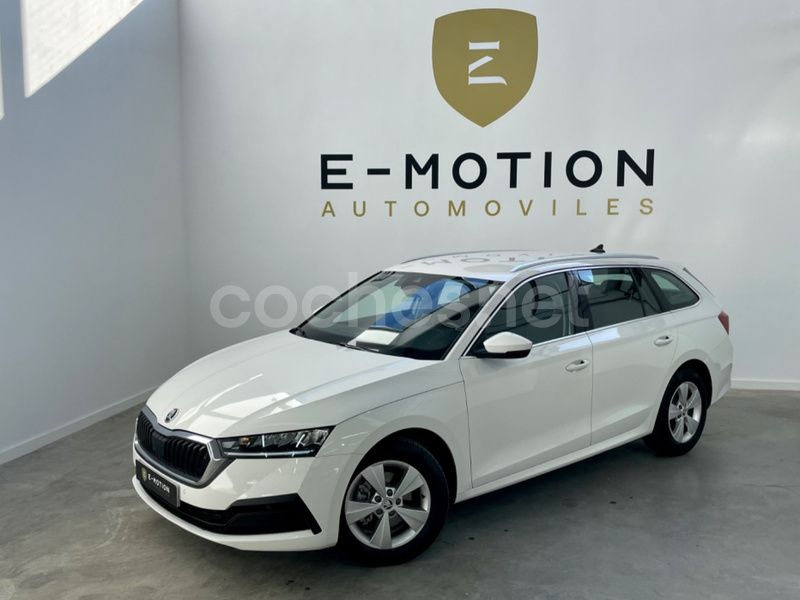 Blanco Usado 2021 Skoda Octavia Ambition Familiar | 17.500 € (Precio justo) - Imagen 1/4