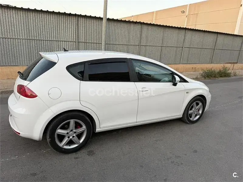 Usado Seat Leon Reference 105 CV (77 kW) 2010 Blanco Utilitario