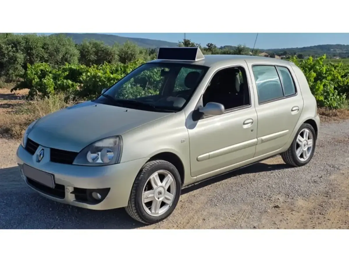 Usado Renault Clio Campus 75 CV (55 kW) 2007 Verde Utilitario
