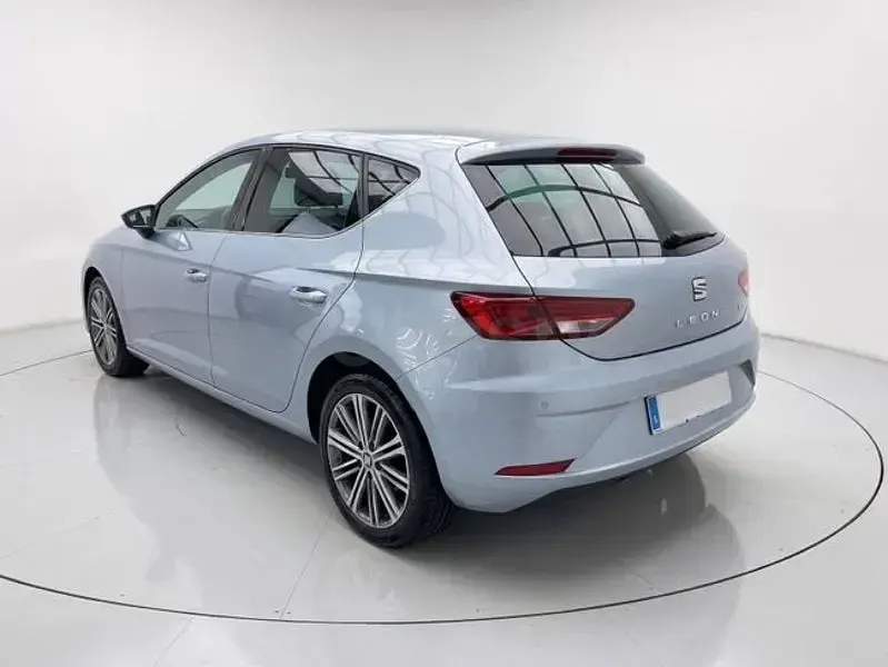 Usado Seat Leon XCELLENCE 130 CV (95 kW) 2020 Gris / plata Berlina