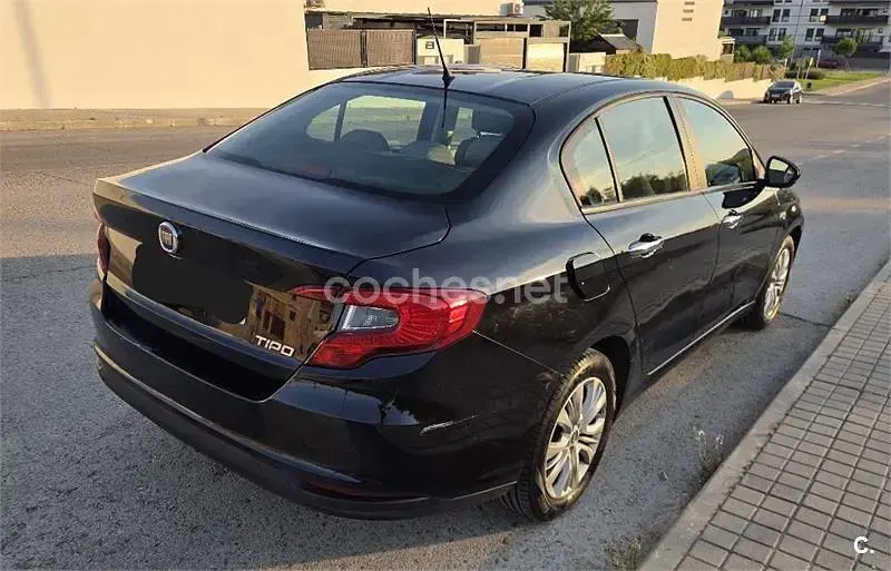 Usado Fiat Tipo Easy 120 CV (88 kW) 2018 Negro Berlina