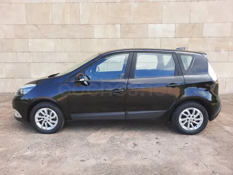 Usado Renault Scénic III Dynamique 110 CV (80 kW) 2013 Negro Monovolumen