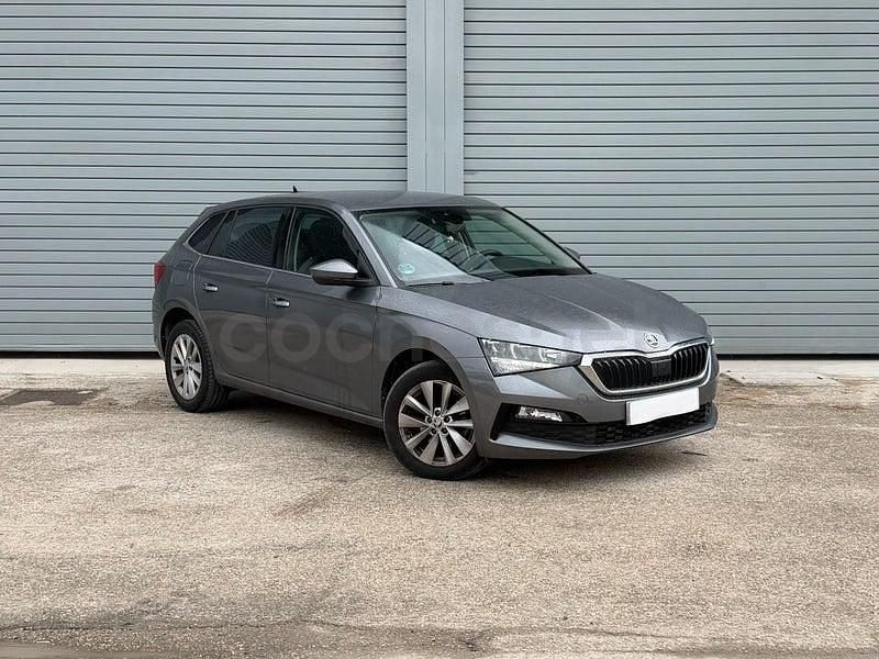 Usado Skoda Scala Ambition 150 CV (110 kW) 2023 Gris / plata Utilitario