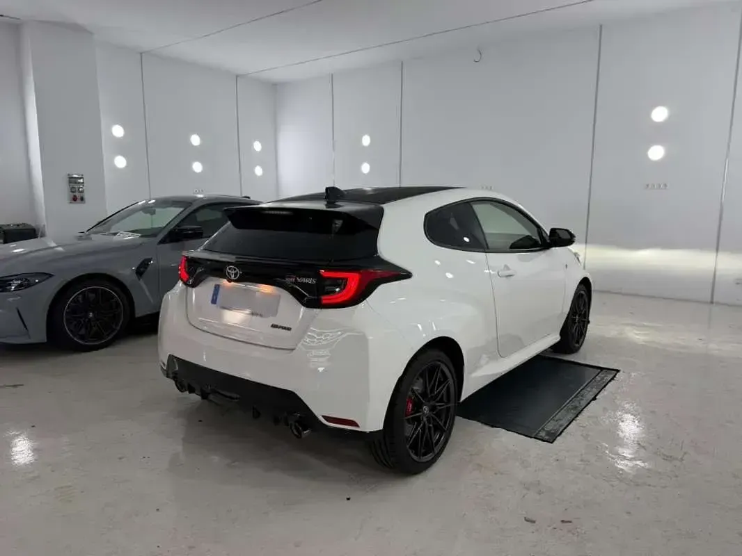 Usado Toyota Yaris 261 CV (191 kW) 2021 Blanco Utilitario