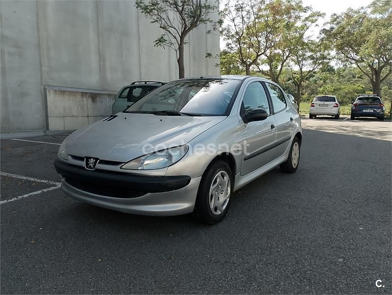 Usado Peugeot 206 70 CV (51 kW) 2003 Gris / plata Berlina