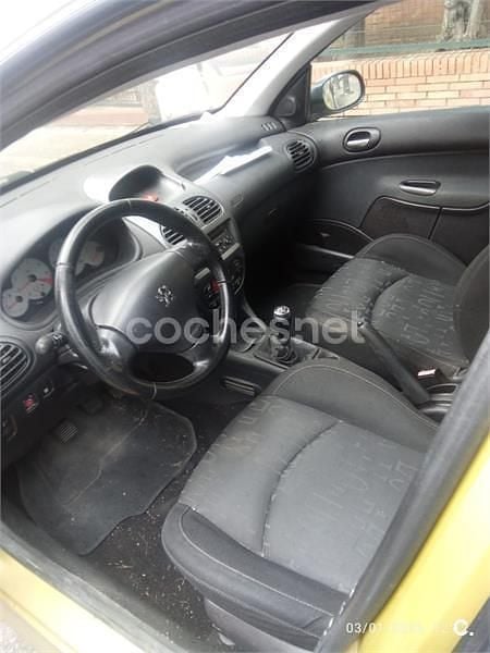 Usado Peugeot 206 110 CV (80 kW) 2004 Verde Familiar
