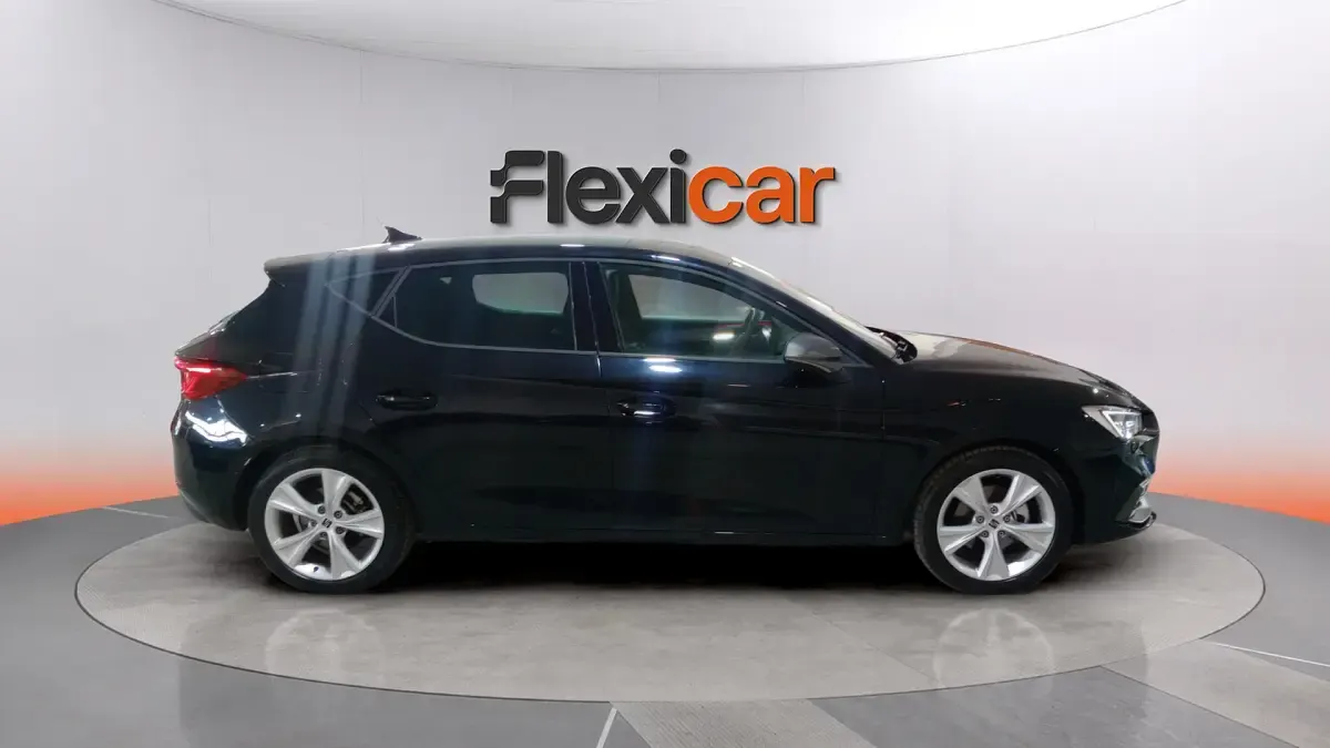 Usado Seat Leon FR 150 CV (110 kW) 2025 Negro Familiar