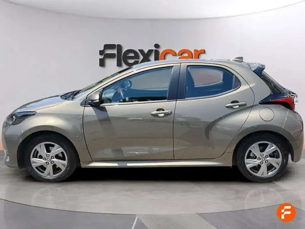 Usado Toyota Yaris Active 116 CV (85 kW) 2025 Marrón Utilitario