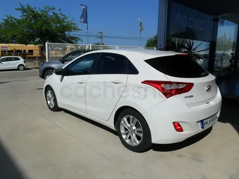 Usado Hyundai i30 110 CV (80 kW) 2012 Blanco Berlina