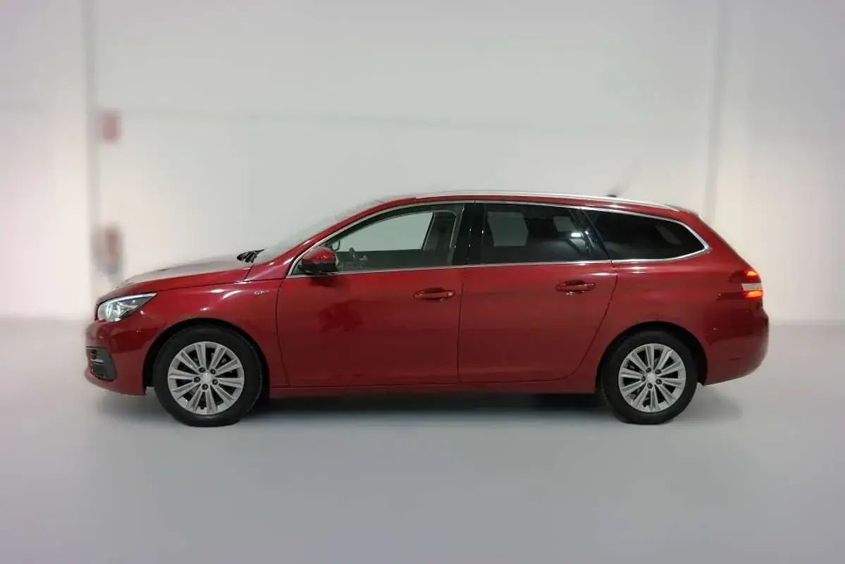 Usado Peugeot 308 SW Allure 131 CV (96 kW) 2021 Granate Familiar