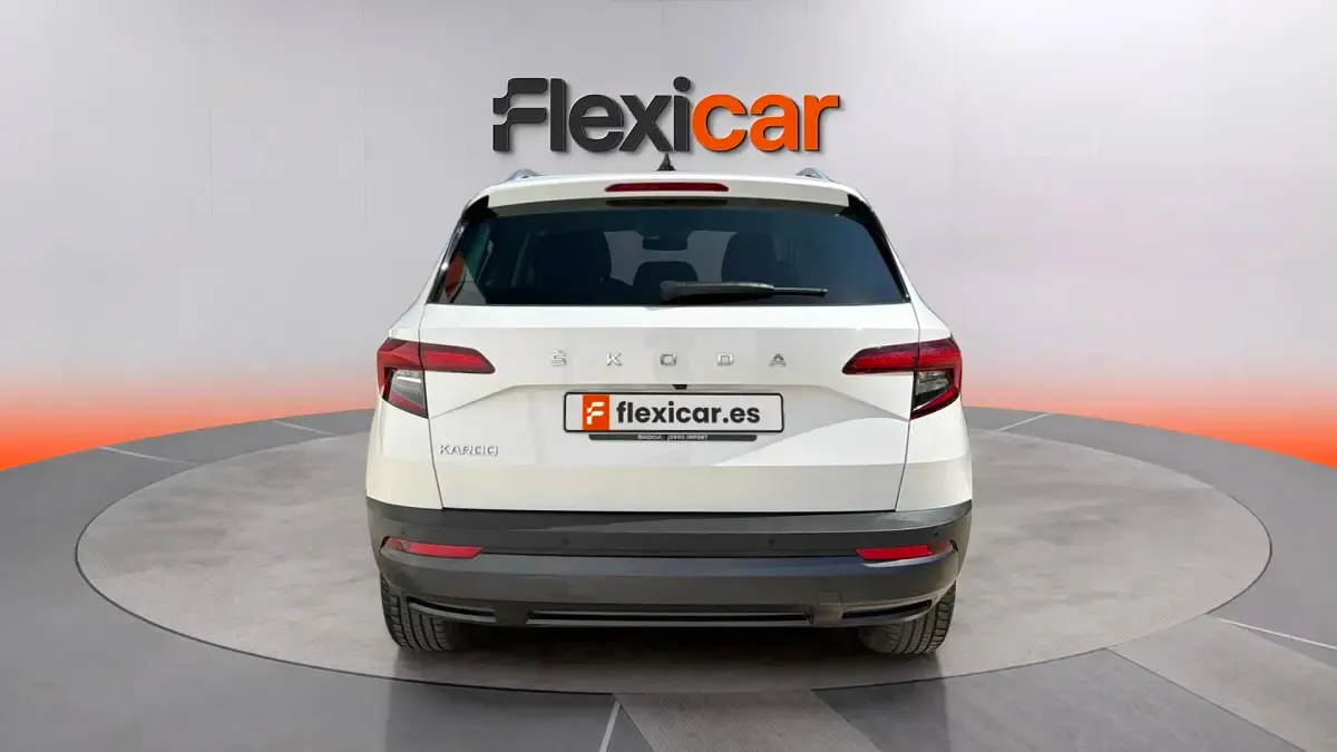 Usado Skoda Karoq Ambition 110 CV (80 kW) 2021 Blanco SUV
