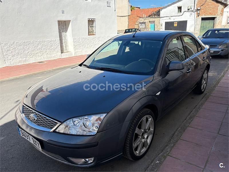 Usado Ford Mondeo Titanium 130 CV (95 kW) 2006 Gris / plata Berlina