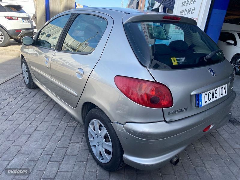 Usado Peugeot 206 70 CV (51 kW) 2007 Gris Berlina