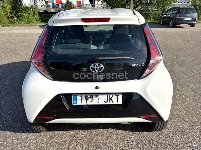 Usado Toyota Aygo X-play 69 CV (50 kW) 2015 Blanco Utilitario