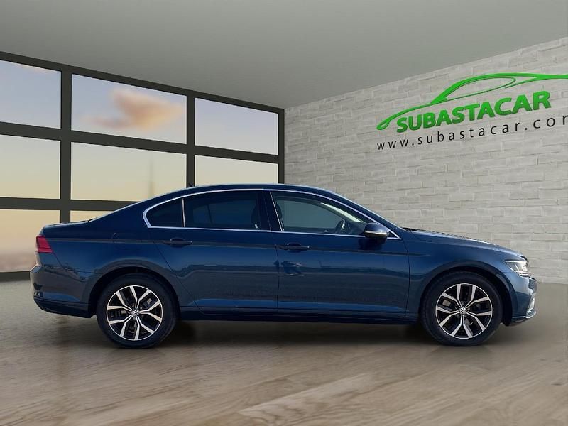 Usado VW Passat Executive 150 CV (110 kW) 2019 Azul Berlina