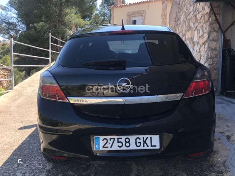 Usado Opel Astra GTC Sport 110 CV (80 kW) 2009 Negro Berlina