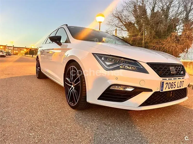 Usado Seat Leon 4Drive 300 CV (220 kW) 2020 Blanco Familiar