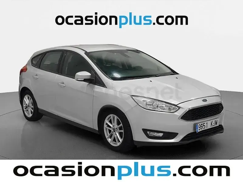 Usado Ford Focus Trend 125 CV (91 kW) 2018 Gris / plata Berlina