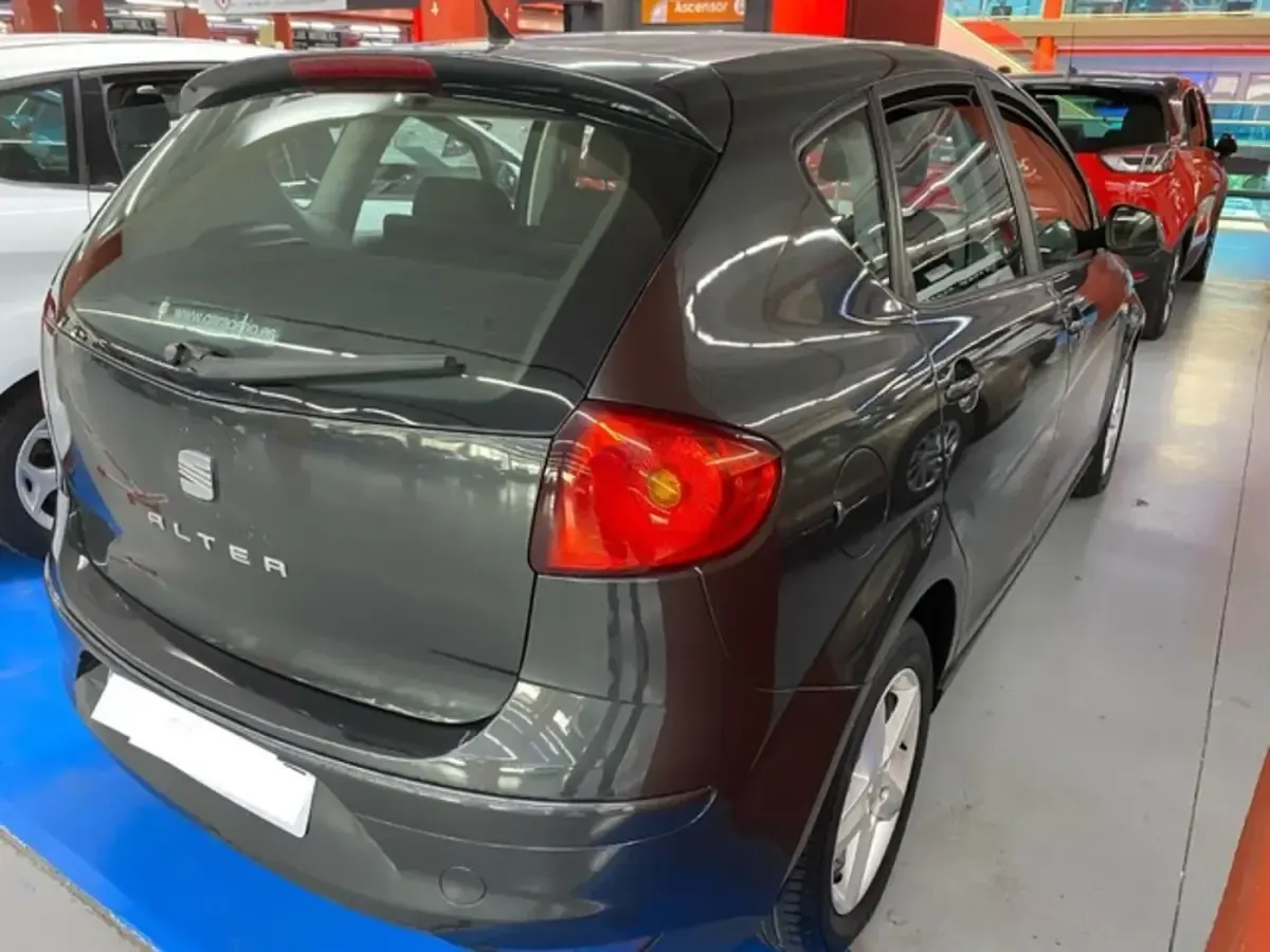 Usado Seat Altea Reference 125 CV (91 kW) 2009 Gris Monovolumen
