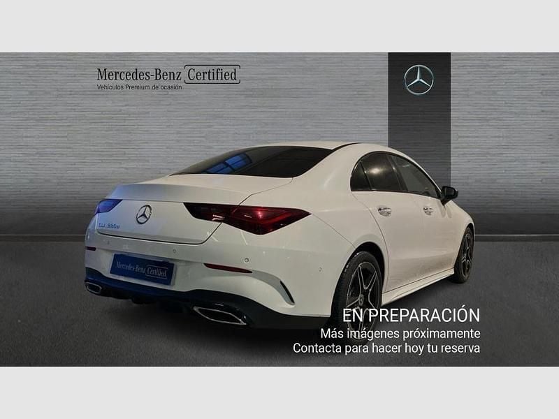 Usado Mercedes CLA220 AMG line 190 CV (139 kW) 2025 Pintura uni, blanco polar Berlina