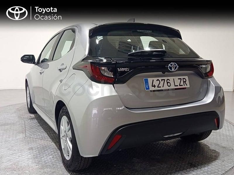 Usado Toyota Yaris Hybrid Business Edition 116 CV (85 kW) 2022 Gris / plata Berlina