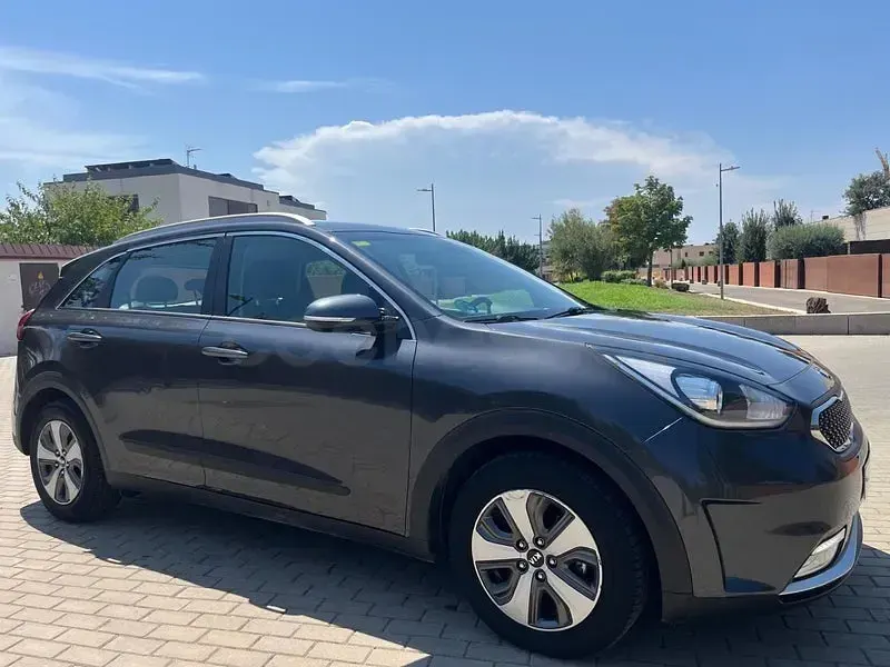 Usado Kia Niro 141 CV (103 kW) 2018 Gris / plata SUV