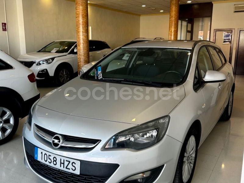 Gris / plata Usado 2014 Opel Astra Excellence Familiar | 7990 € (Precio justo) - Imagen 1/4